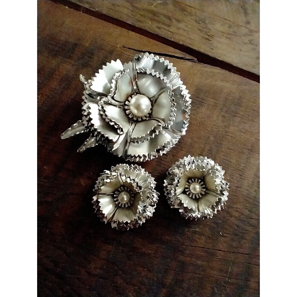 Vintage Brooch & Clip on Earrings set Silver tone & Faux pearl layered flower D5